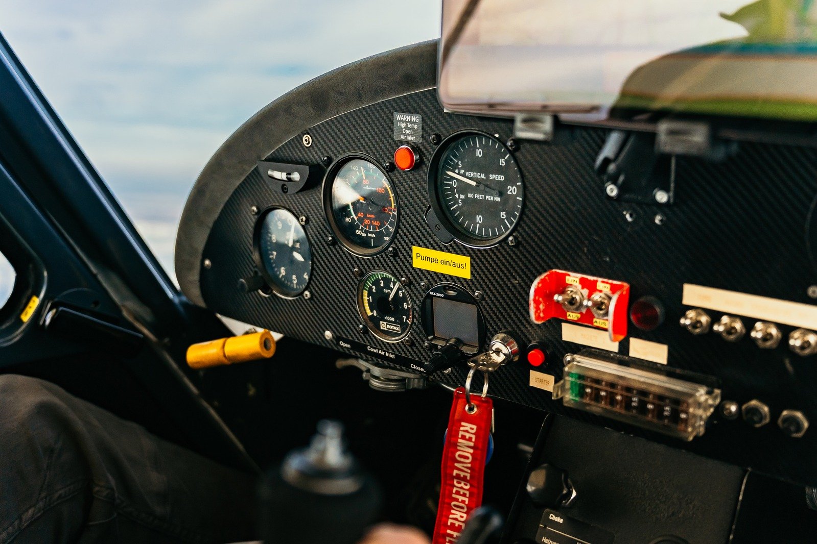 Bannerflug über Flugplatz